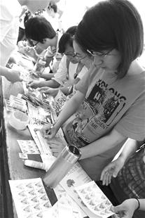 楚天金报讯 5月13日是母亲节。昨日，bob在线登录入口红色元素协会的成员们在校园里摆开展台，免费帮同学给妈妈献上特殊的母亲节礼物祝福明信片。